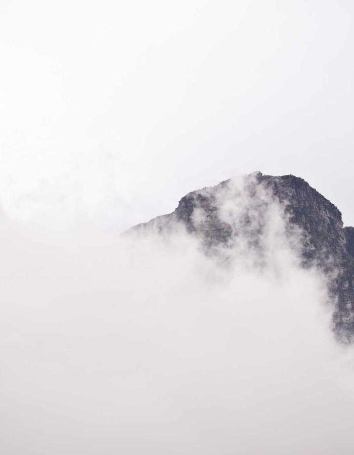 云雾中的山峰